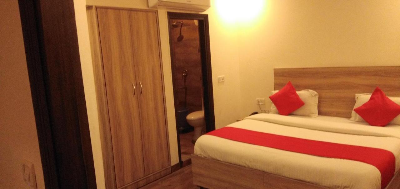 Airport Hotel Golden Bliss Near Delhi Airport New Delhi Eksteriør bilde